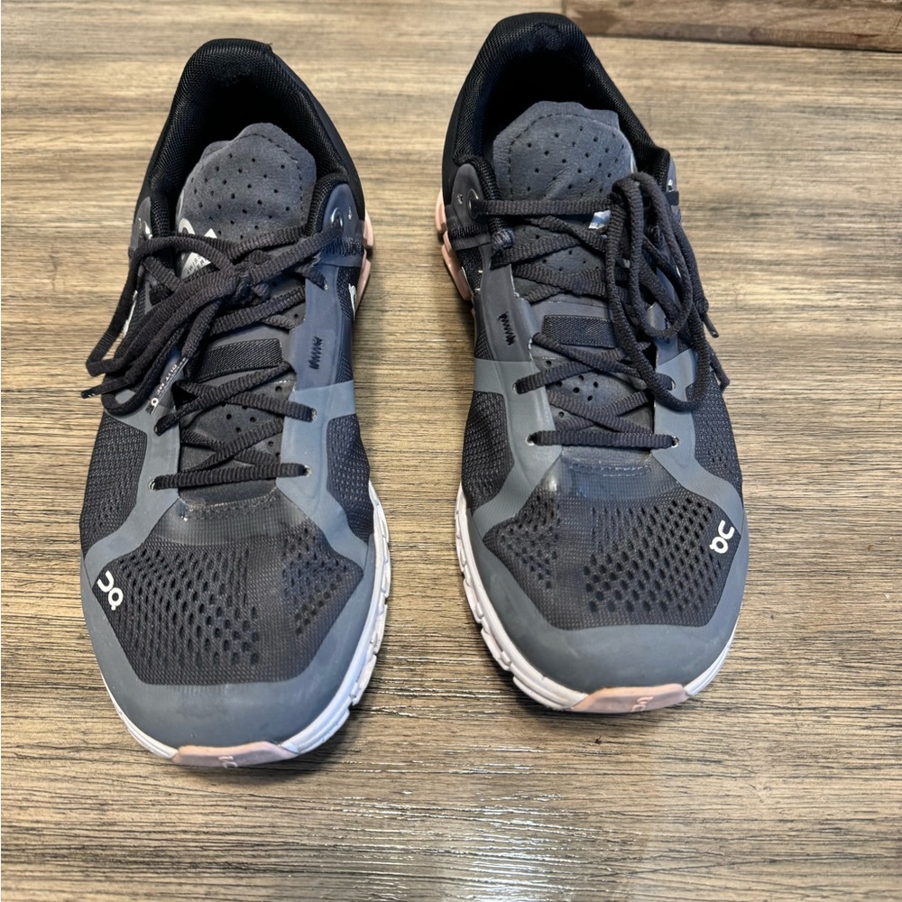 On Cloud women’s sneaker, gray/ pink size 6.5